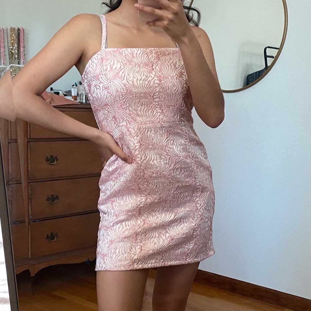 beautiful light pink dress!